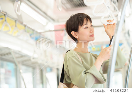 ビジネスウーマン 電車 通勤　撮影協力:京王電鉄株式会社 45108224