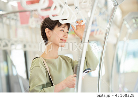 ビジネスウーマン 電車 通勤 撮影協力:京王電鉄株式会社 ビジネスウーマン 電車 通勤 撮影協力:京王電鉄株式会社 45108229
