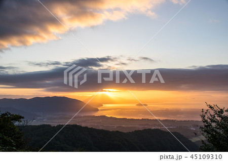 奥琵琶湖の夜明け　山上より 45109310
