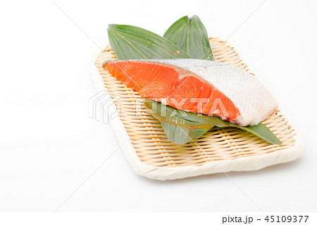 魚介類　鮭　チリ産トラウトサーモンの切り身 45109377