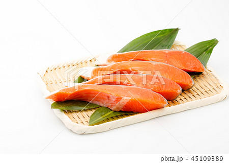 魚介類　鮭　チリ産トラウトサーモンの切り身 45109389
