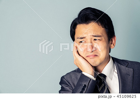 歯痛の男性 45109625