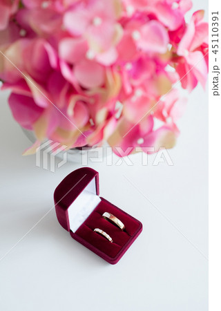 Wedding rings in a red velvet box 45110391