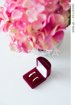 Wedding rings in a red velvet box 45110392