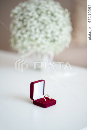 Wedding rings in a red velvet box 45110394