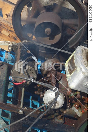 昔の発動機　作動状態　sdgs サステイナブル　環境問題　カーボンニュートラル 45110950
