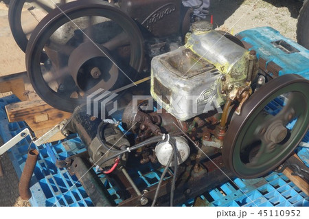 昔の発動機　作動状態　sdgs サステイナブル　環境問題　カーボンニュートラル 45110952