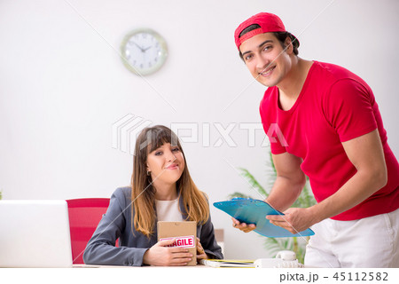 Courier delivering parcel to the office 45112582