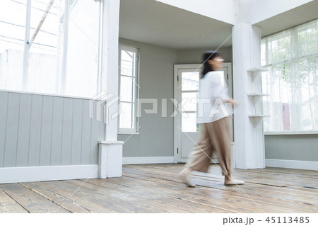 女性　ミドル　主婦　家事　母親　ブレ 45113485