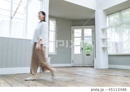女性　ミドル　主婦　家事　母親　ブレ 45113486