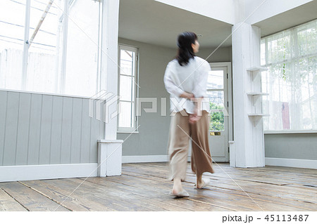 女性　ミドル　主婦　家事　母親　ブレ 45113487