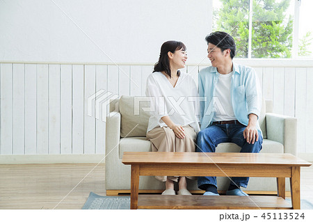 夫婦 家族 ライフスタイル リビング 夫婦 家族 ライフスタイル リビング 45113524