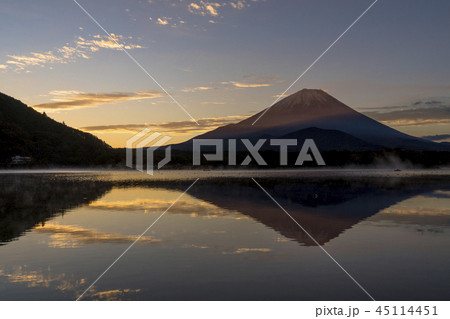 朝焼けに染まる富士山 朝焼けに染まる富士山 45114451