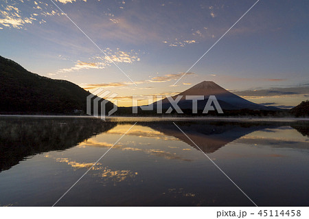 朝焼けに染まる富士山 45114458