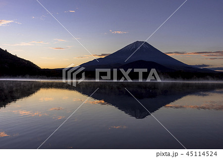 未明の精進湖より富士山 未明の精進湖より富士山 45114524