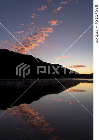 未明の精進湖より富士山 45114528