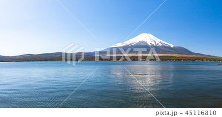 快晴の富士山と山中湖 快晴の富士山と山中湖 45116810