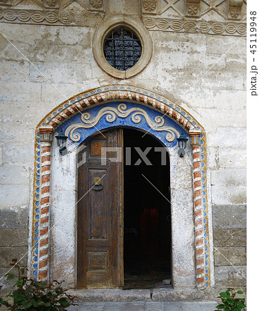 Arch and door of the old building in Istanbul 45119948