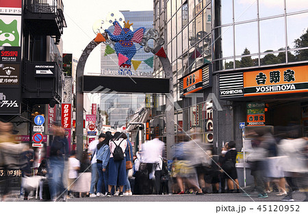 日本の東京都市景観 原宿駅竹下口 竹下通りを望む 日本の東京都市景観 原宿駅竹下口 竹下通りを望む 45120952