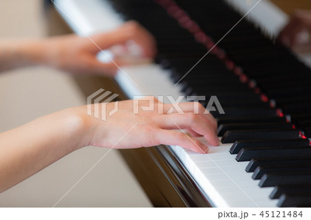 ピアノ 演奏 女性 ピアノ 演奏 女性 45121484
