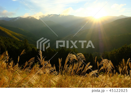 大峰山脈とススキ（奈良県五條市大塔） 45122025