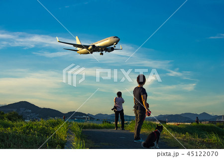 伊丹空港へ逆風着陸するジェット機と猪名川河川敷の風景 45122070