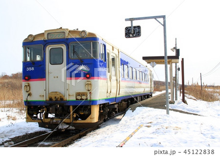 日高本線、汐見駅に停車するキハ40形気動車 45122838