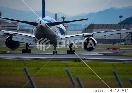 着陸直後、ターミナルへ向かうジェット旅客機 45122914