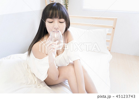 女性 メス 女の人 45123743