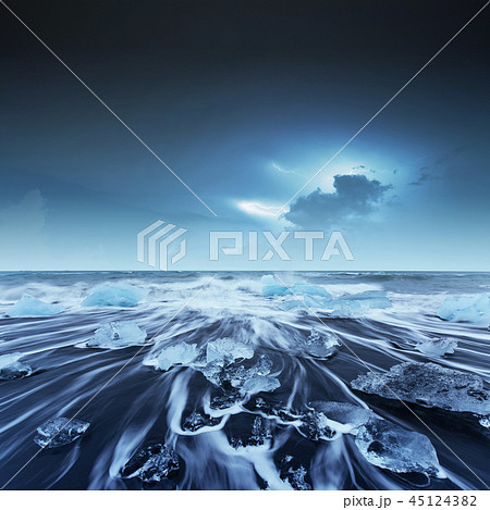 Icebergs floating in Jokulsarlon glacial lake Icebergs floating in Jokulsarlon glacial lake 45124382