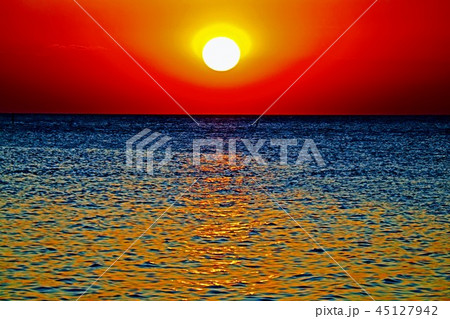 Awesome seascape scene before sunset on horizon 45127942