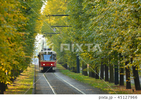 秋の紅葉を抜けるトラム/路面電車 - プラハ、 チェコ 秋の紅葉を抜けるトラム/路面電車 - プラハ、 チェコ 45127966