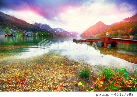 Idyllic autumn scene in Grundlsee lake in Alps Idyllic autumn scene in Grundlsee lake in Alps 45127998