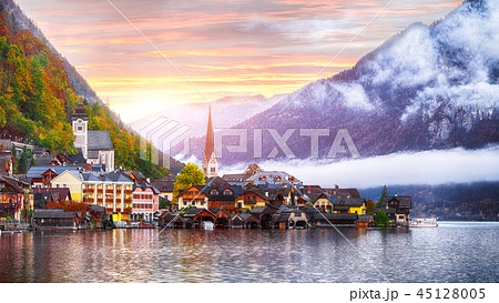 Scenic view of famous Hallstatt mountain village 45128005