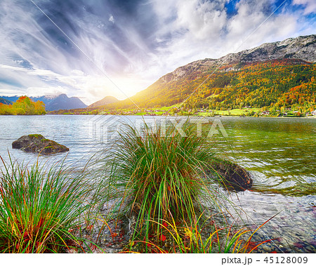 Idyllic autumn scene in Grundlsee lake 45128009
