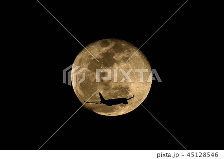 月と旅客機 45128546
