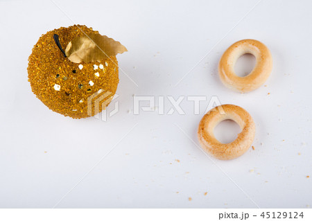 gold apple Baranka cookies white background nobody 45129124