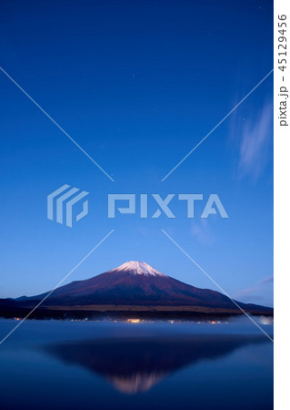 山梨県　富士山　夜明け前の山中湖 45129456