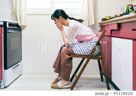 主婦 悩む 家事 キッチン 45129520