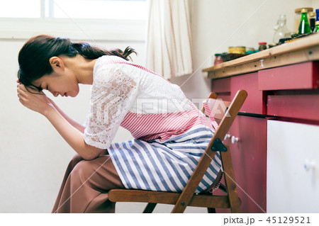 主婦 悩む 家事 キッチン 45129521