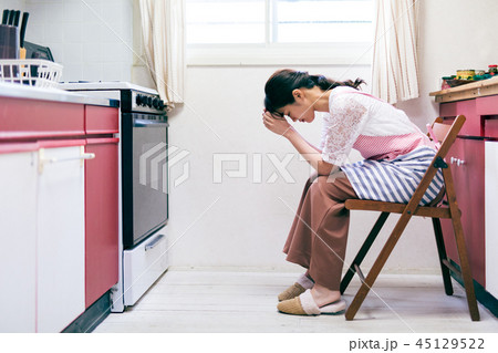 主婦 悩む 家事 キッチン 45129522