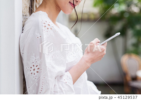 女性 スマホ 45129537