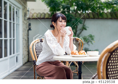 オープンカフェ 喫茶店 女性 45129538