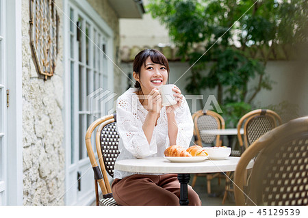 オープンカフェ 喫茶店 女性 オープンカフェ 喫茶店 女性 45129539