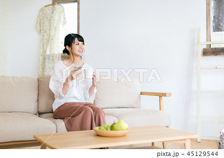 女性 リビング スマホ 45129544