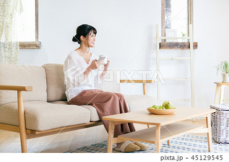 女性 リビング スマホ 女性 リビング スマホ 45129545