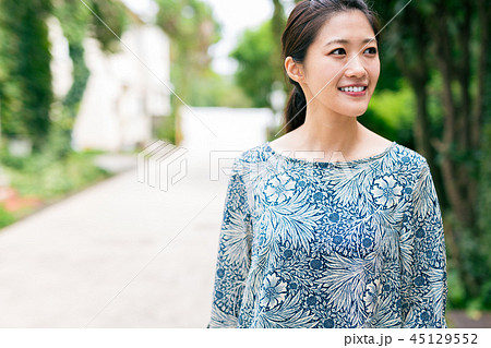 女性 お出かけ 45129552