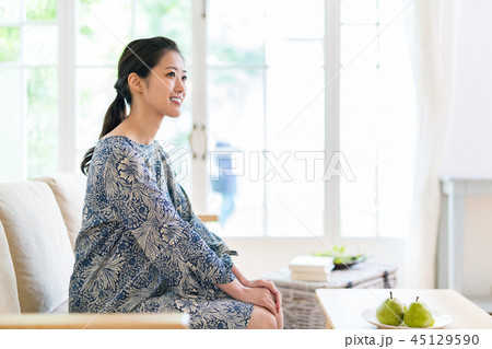 女性 リビング ポートレート 45129590