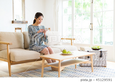 女性 スマホ リビング 45129591