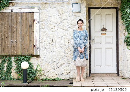 女性 お出かけ 45129596
